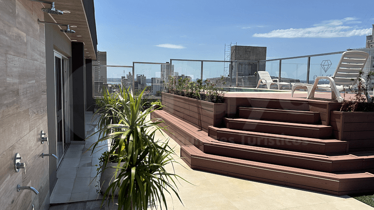 Elegância e conforto com piscina e vista para o rio